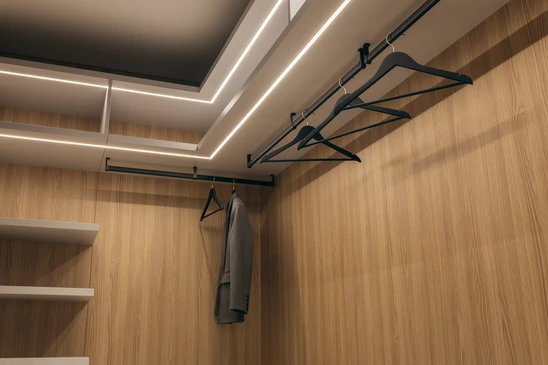Int&eacute;rieur de dressing moderne avec penderie vide, &eacute;clairage LED int&eacute;gr&eacute; au plafond et &eacute;tag&egrave;res murales en bois clair