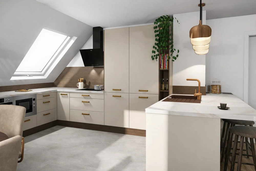 Cuisine moderne en mezzanine, façades laquées crème mat, poignées laiton brossé, plan de travail marbre blanc veiné