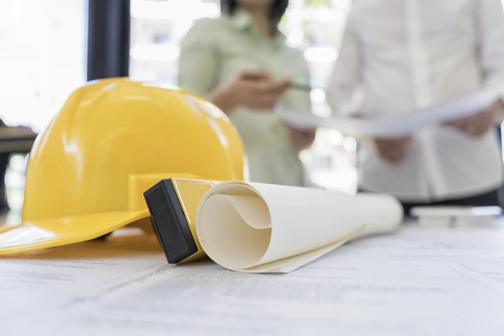 Gros plan sur la main d'une vendeuse conseillant &agrave; la cliente des &eacute;chantillons de couleur de carreaux, des &eacute;viers et de la texture des armoires pour la salle de bain