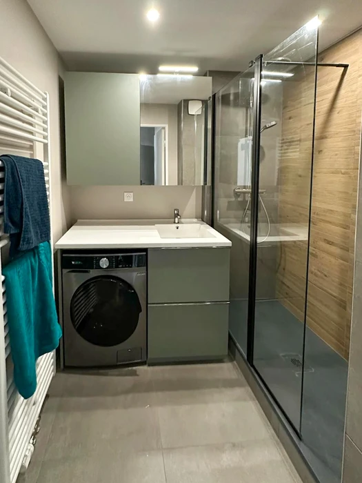 Salle de bain moderne avec douche à l'italienne, paroi en verre et carrelage imitation bois
