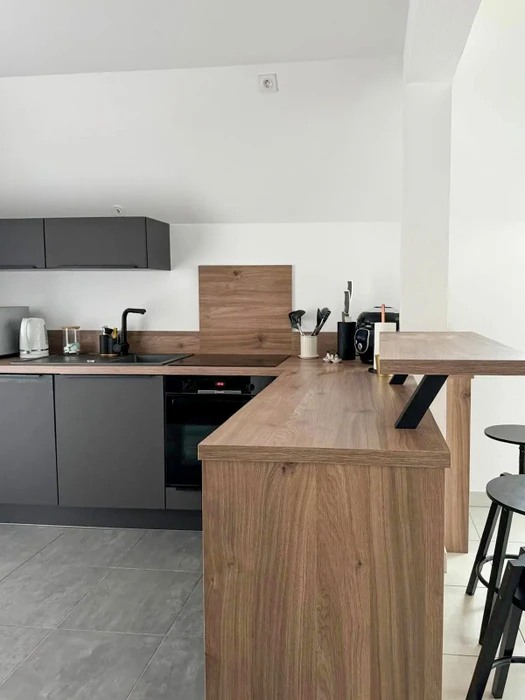Cuisine moderne en attique avec îlot central