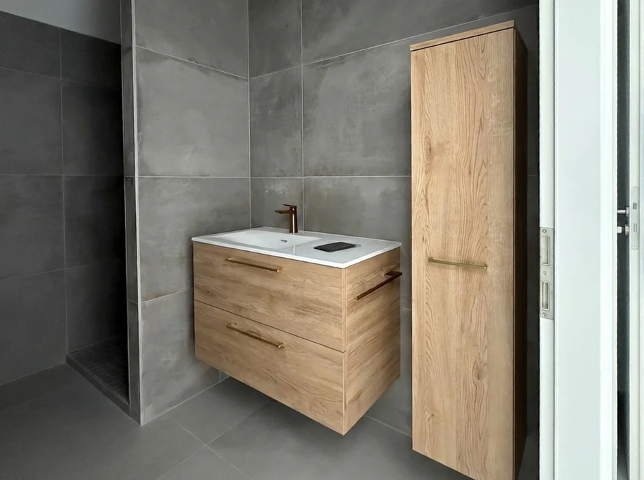 Salle de bain moderne avec vanité flottante en bois et métal noir