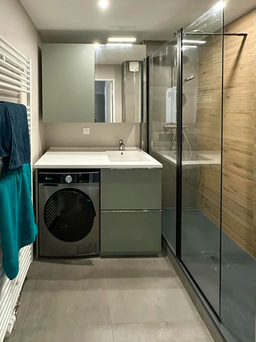 Salle de bain moderne avec douche à l'italienne spacieuse délimitée par parois de verre transparentes