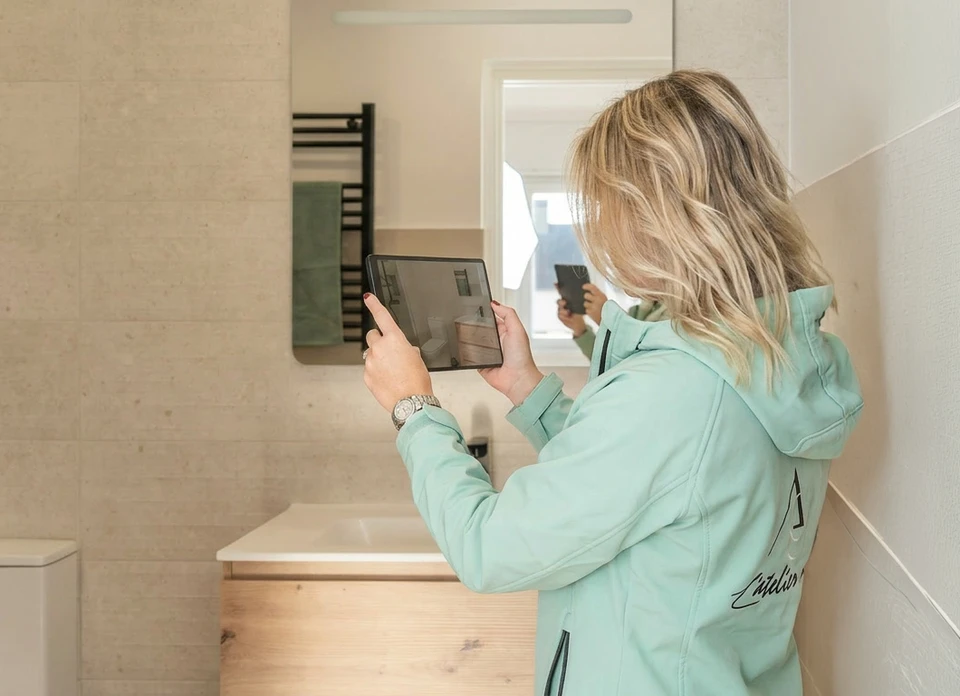 Sc&egrave;ne de consultation professionnelle en int&eacute;rieur sur canap&eacute; gris