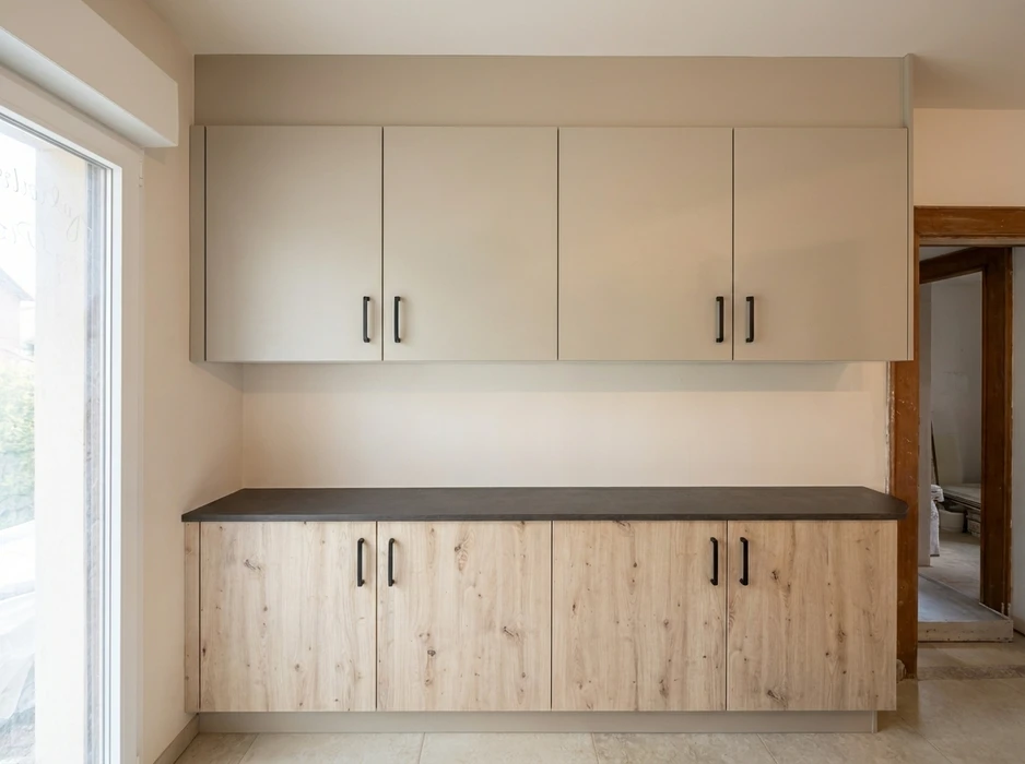 Cuisine moderne ouverte avec îlot bar en bois noyer