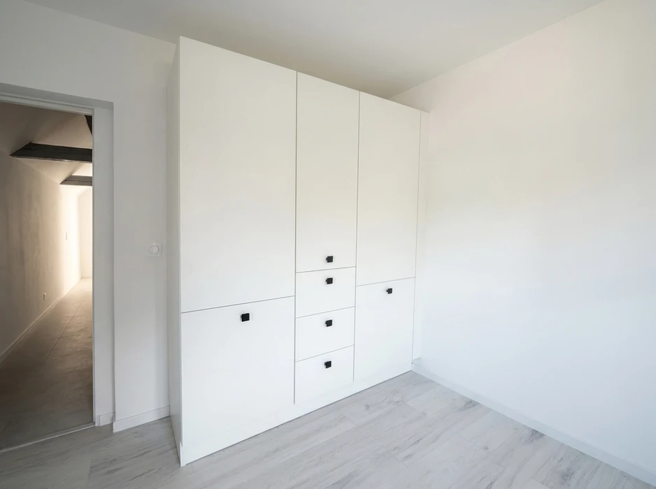 Cuisine moderne en duplex sous combles, avec fenêtre de toit Velux