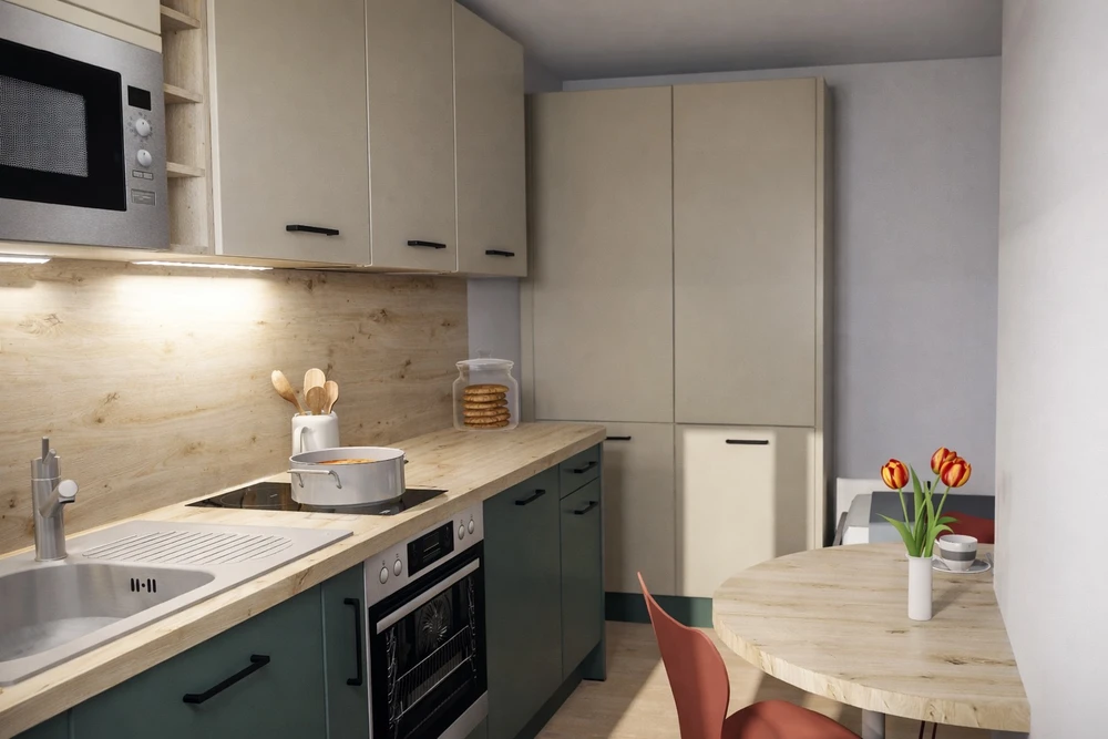 Cuisine moderne en mezzanine, façades laquées crème mat, poignées laiton brossé, plan de travail marbre blanc veiné