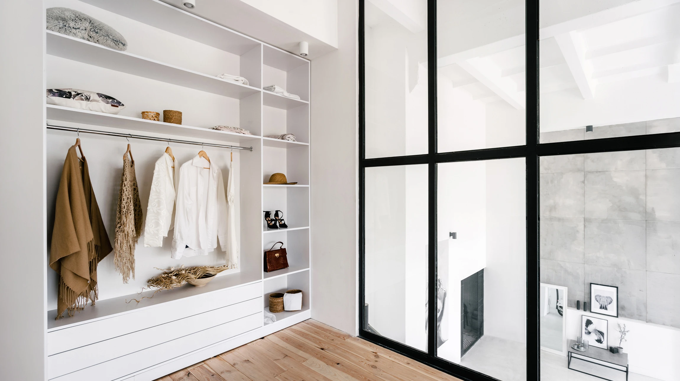 Dressing luxueux avec placards blancs laqués à portes vitrées, tiroirs intégrés et miroir doré ornemental