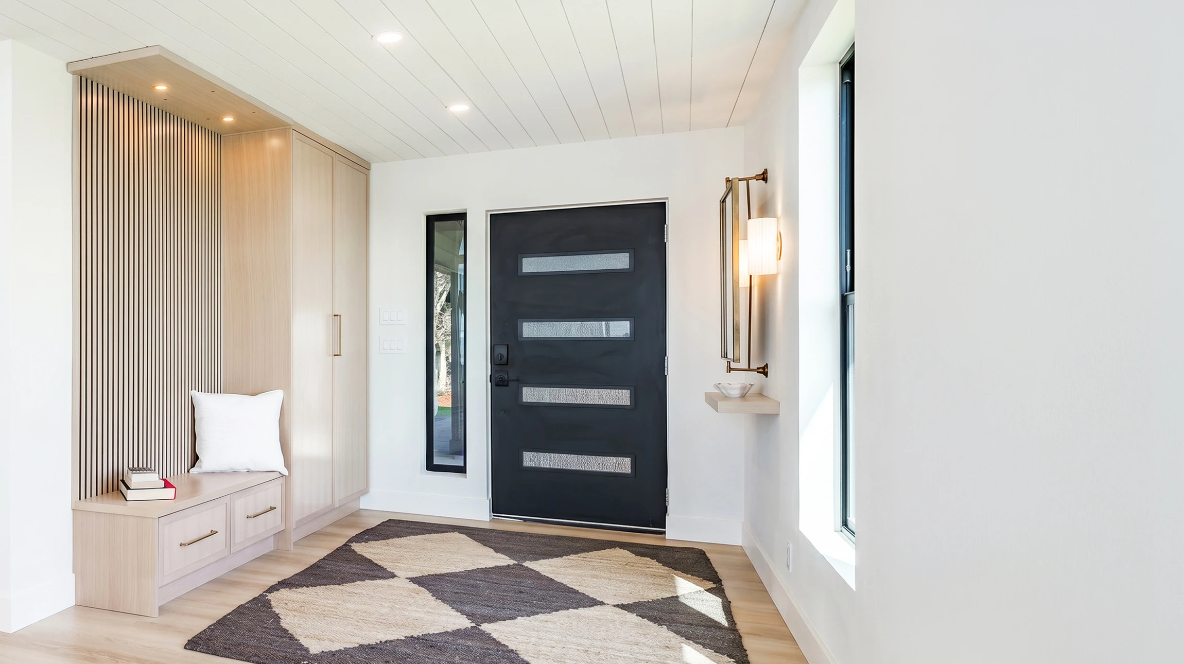 Cuisine moderne minimaliste avec façade laquée blanche mate, plan de travail en quartz gris clair