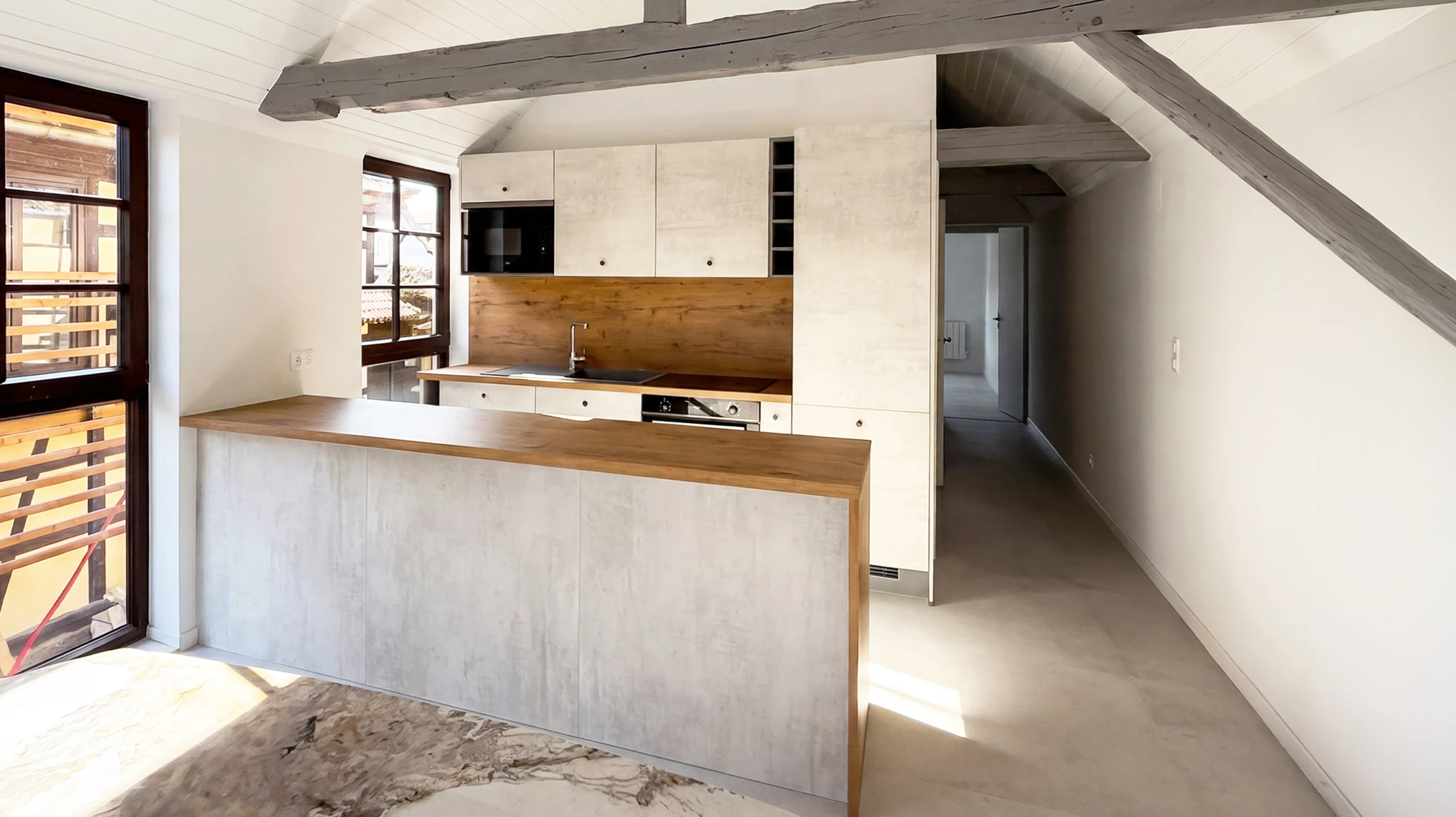 Cuisine moderne en L, vide, lumineuse