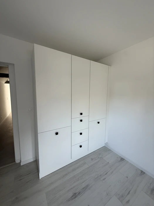 Armoire encastrée trois corps, finition blanc mat, poignées carrées noires