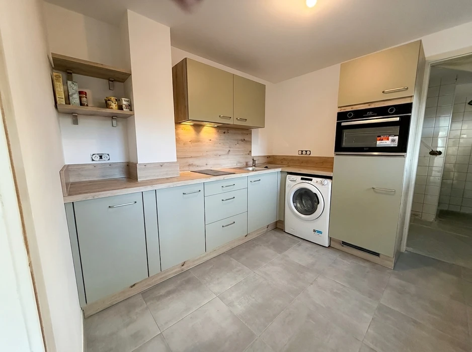 Cuisine en cours de rénovation, sans façades ni plan de travail