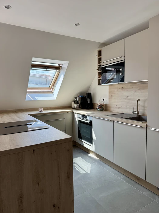 Cuisine moderne en attique avec îlot central